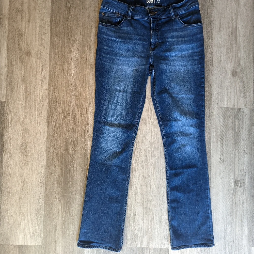 Lee Bootcut (Stretchy) Medium Rise Jeans Size 9 - Picture 1 of 4